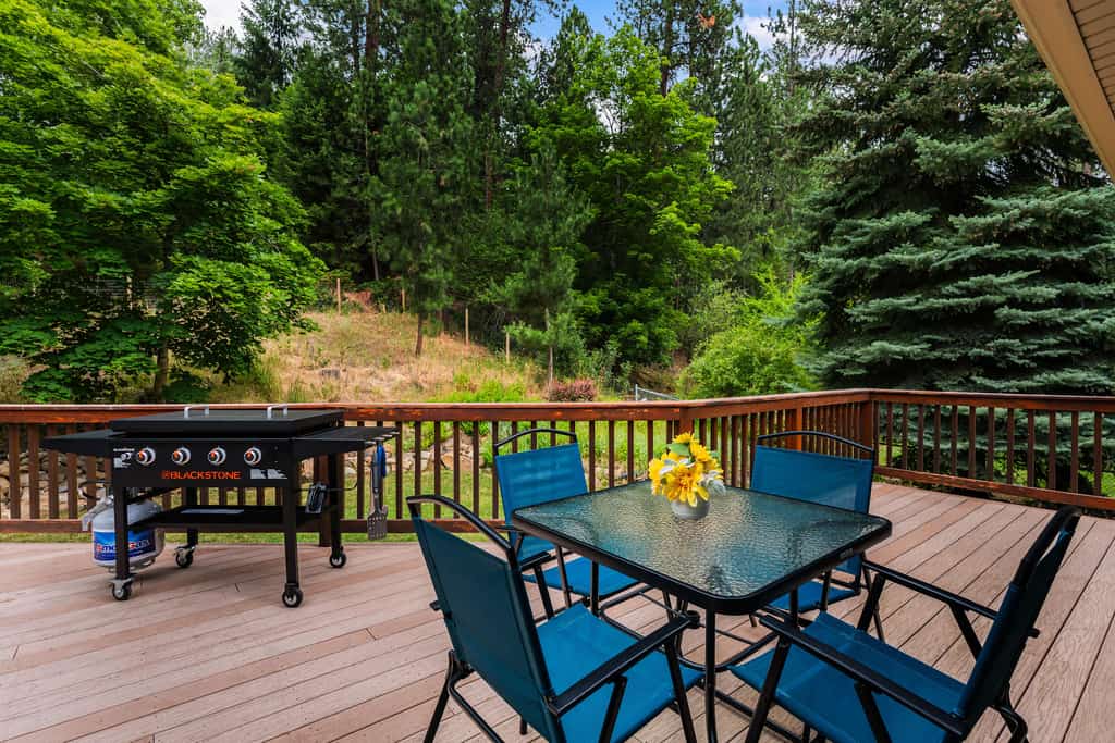 Enjoy a peaceful stay in Coeur d’Alene’s Fernan neighborhood, close to Fernan Lake and surrounded by beautiful scenery. This 3-bedroom, 2-bath home sleeps up to 7 guests and features a full kitchen, comfortable living spaces, private backyard, BBQ grill, WiFi, and free parking. Downtown Coeur d’Alene, Lake Coeur d’Alene, Tubbs Hill, and McEuen Park are also nearby, making it easy to enjoy outdoor adventures and local attractions.