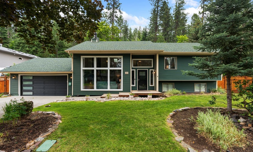 Enjoy a peaceful stay in Coeur d’Alene’s Fernan neighborhood, close to Fernan Lake and surrounded by beautiful scenery. This 3-bedroom, 2-bath home sleeps up to 7 guests and features a full kitchen, comfortable living spaces, private backyard, BBQ grill, WiFi, and free parking. Downtown Coeur d’Alene, Lake Coeur d’Alene, Tubbs Hill, and McEuen Park are also nearby, making it easy to enjoy outdoor adventures and local attractions.