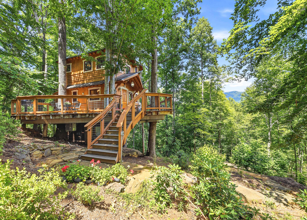 Luxury Treehouse, gas fireplace, BBQ, firepit, outdoor dining, shared creek access