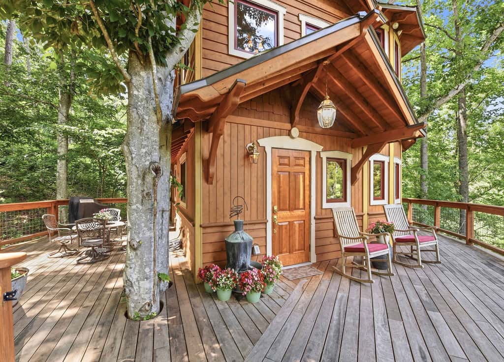 Luxury Treehouse, gas fireplace, BBQ, firepit, outdoor dining, shared creek access