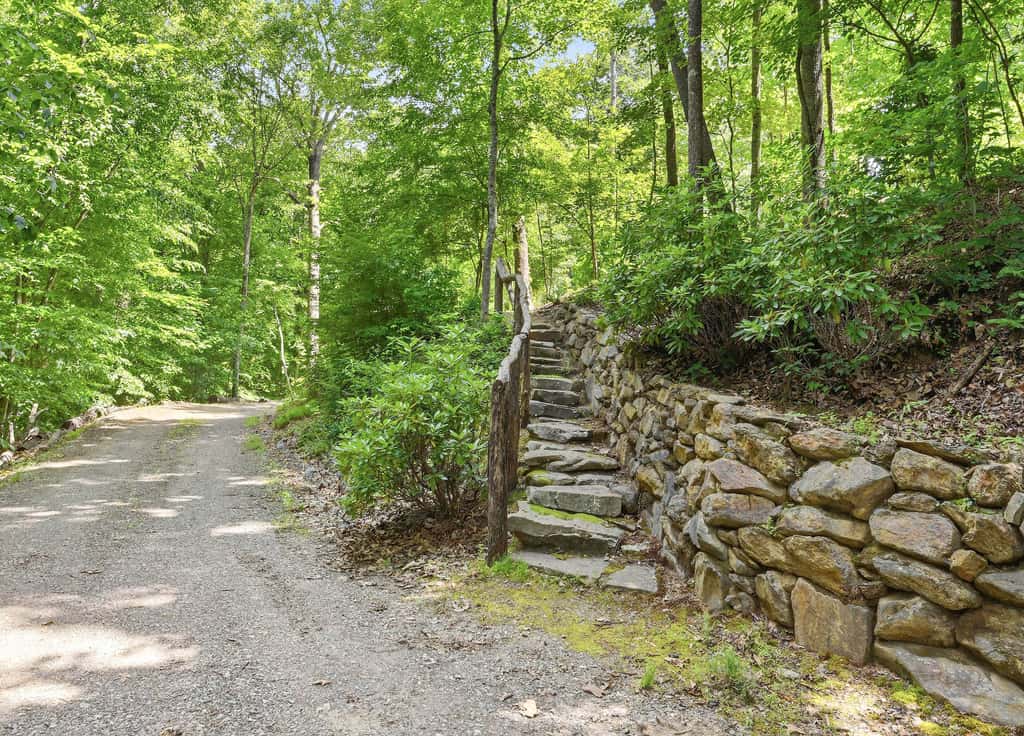 Luxury Treehouse, gas fireplace, BBQ, firepit, outdoor dining, shared creek access