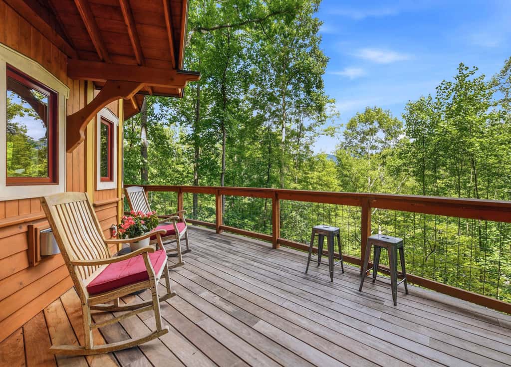 Luxury Treehouse, gas fireplace, BBQ, firepit, outdoor dining, shared creek access