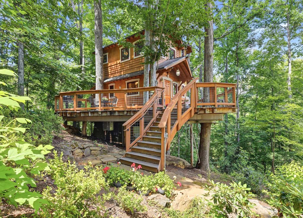 Luxury Treehouse, gas fireplace, BBQ, firepit, outdoor dining, shared creek access