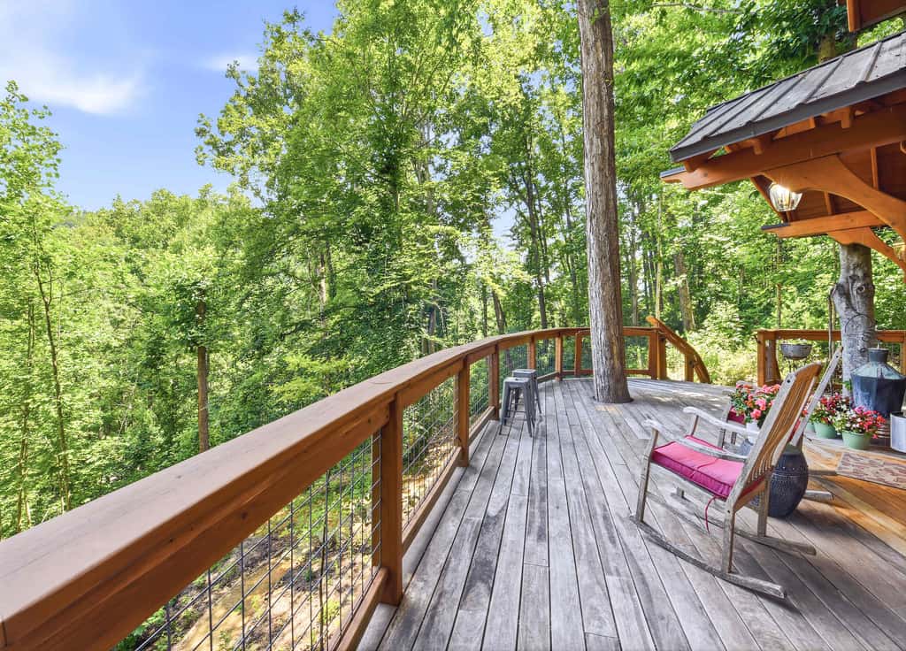 Luxury Treehouse, gas fireplace, BBQ, firepit, outdoor dining, shared creek access