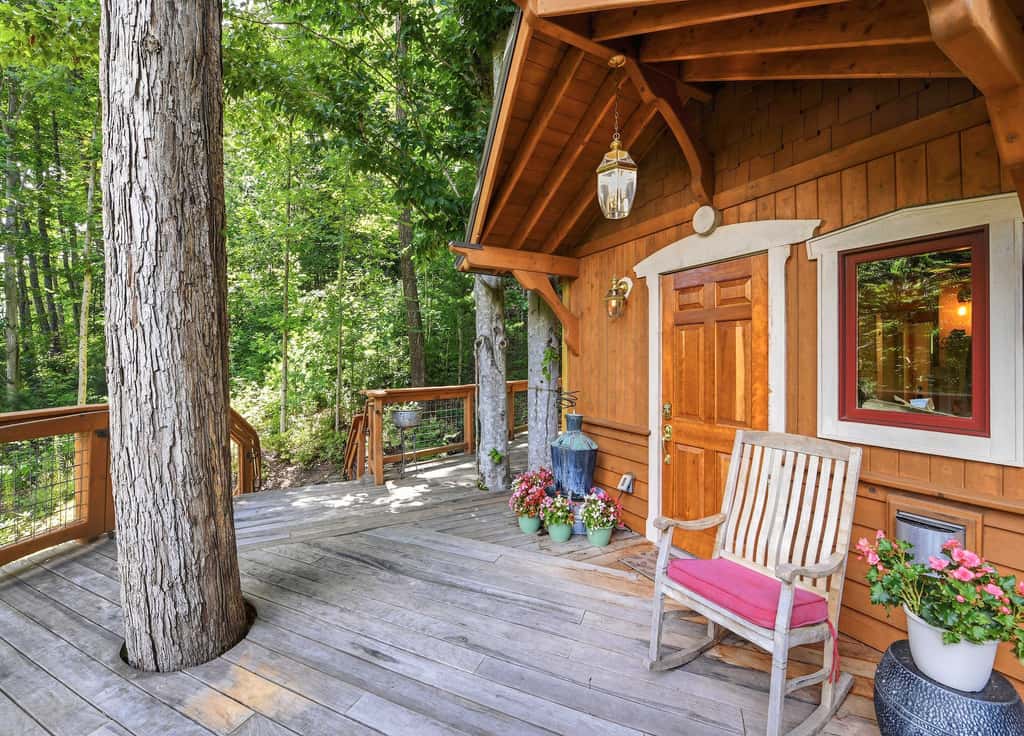 Luxury Treehouse, gas fireplace, BBQ, firepit, outdoor dining, shared creek access