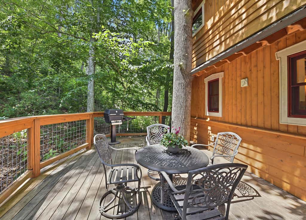 Luxury Treehouse, gas fireplace, BBQ, firepit, outdoor dining, shared creek access