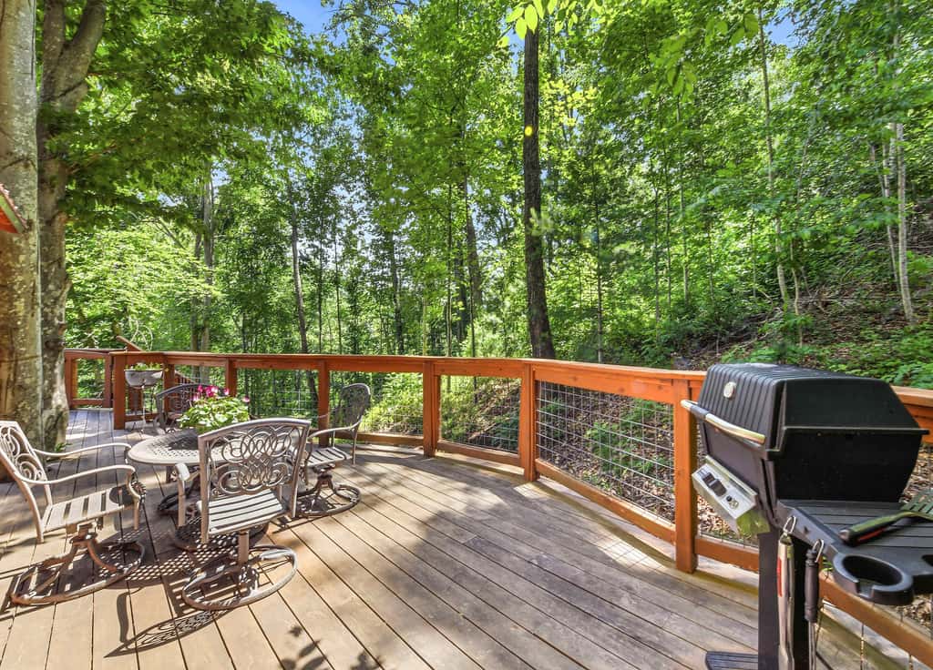 Luxury Treehouse, gas fireplace, BBQ, firepit, outdoor dining, shared creek access