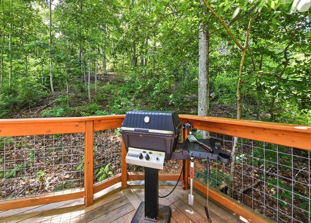 Luxury Treehouse, gas fireplace, BBQ, firepit, outdoor dining, shared creek access