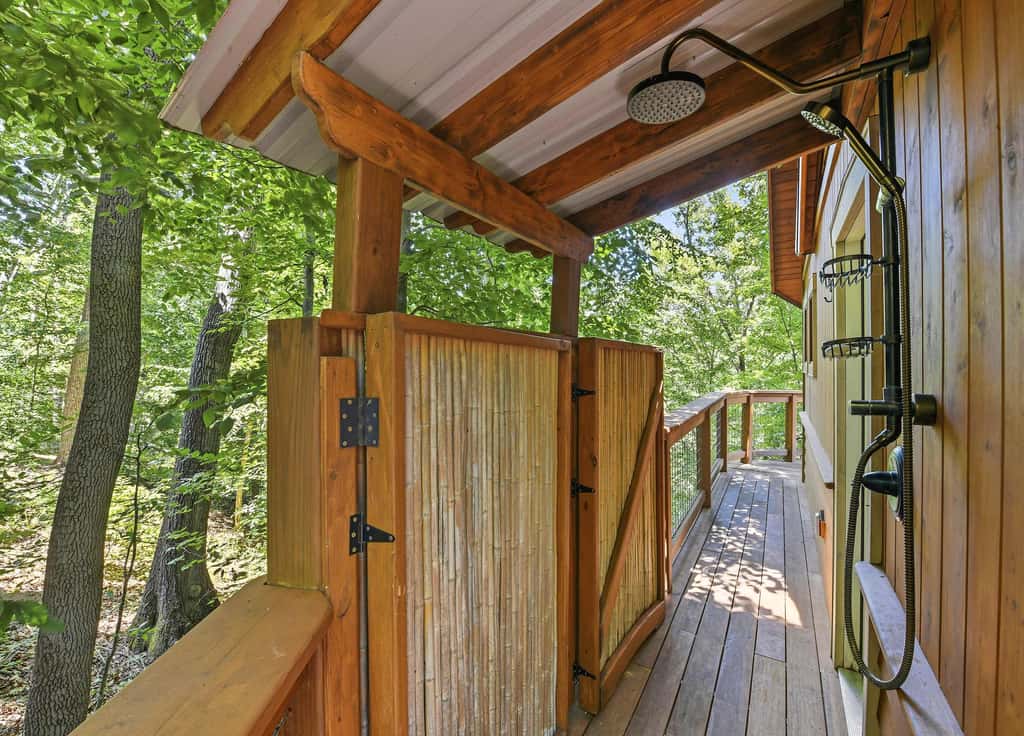 Luxury Treehouse, gas fireplace, BBQ, firepit, outdoor dining, shared creek access