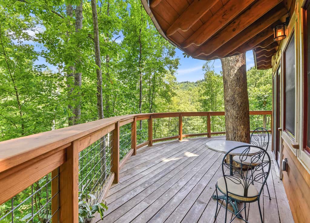 Luxury Treehouse, gas fireplace, BBQ, firepit, outdoor dining, shared creek access