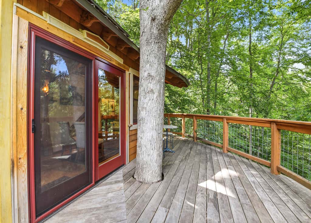 Luxury Treehouse, gas fireplace, BBQ, firepit, outdoor dining, shared creek access