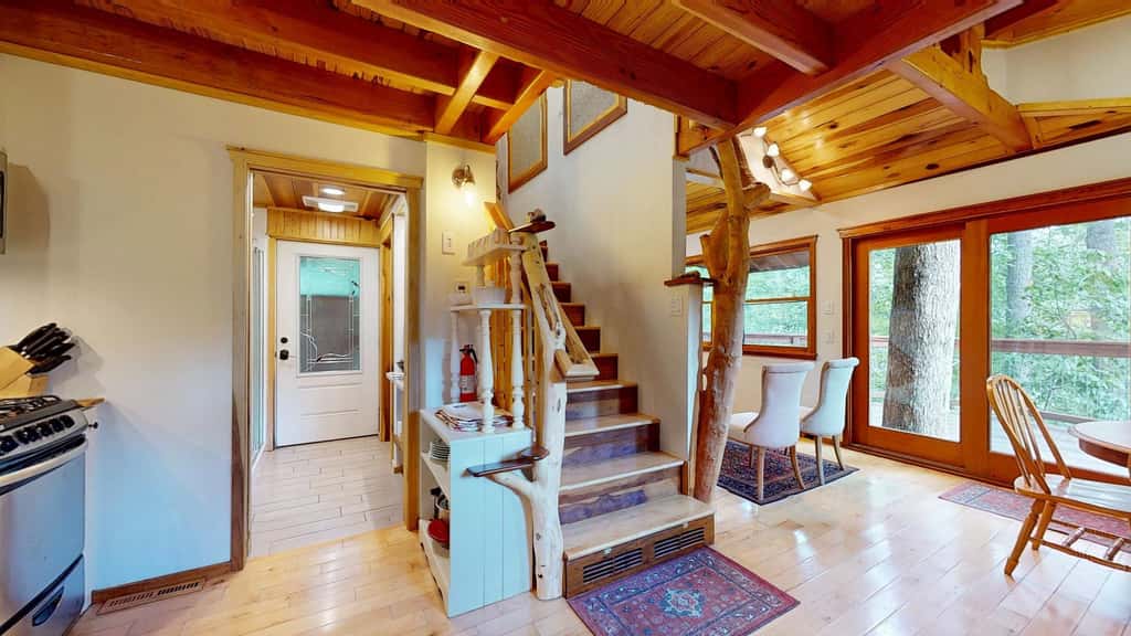 Luxury Treehouse, gas fireplace, BBQ, firepit, outdoor dining, shared creek access