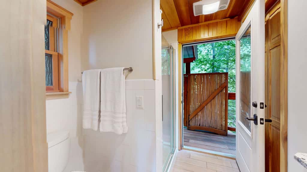 Luxury Treehouse, gas fireplace, BBQ, firepit, outdoor dining, shared creek access