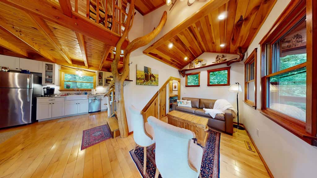 Luxury Treehouse, gas fireplace, BBQ, firepit, outdoor dining, shared creek access