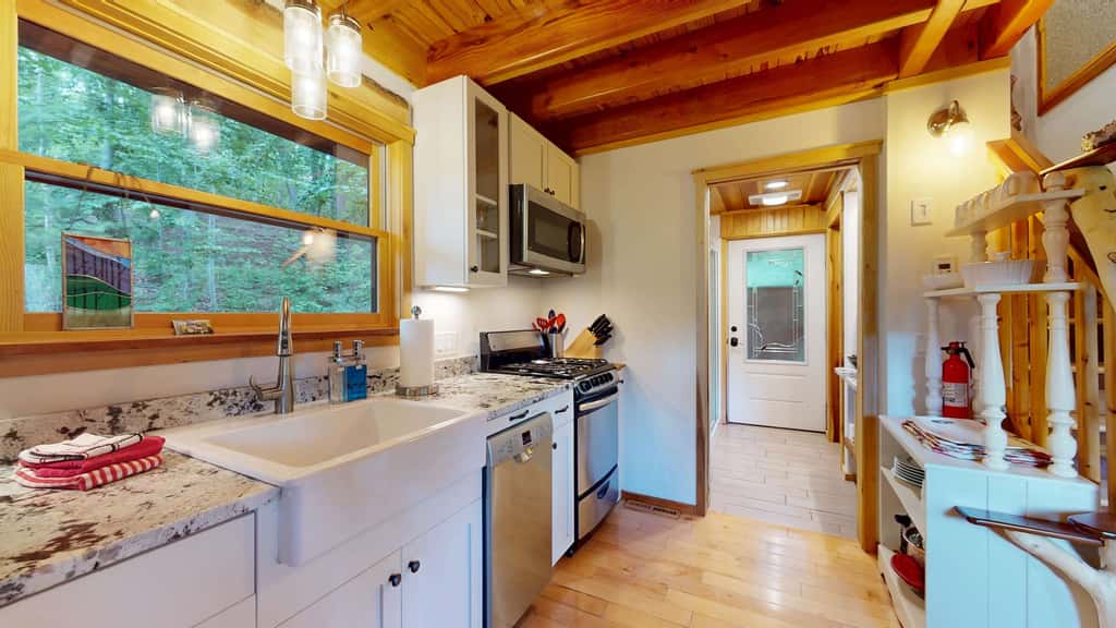 Luxury Treehouse, gas fireplace, BBQ, firepit, outdoor dining, shared creek access