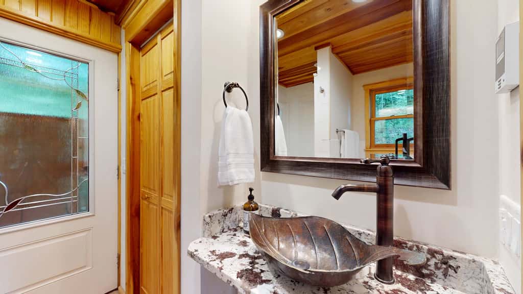 Luxury Treehouse, gas fireplace, BBQ, firepit, outdoor dining, shared creek access