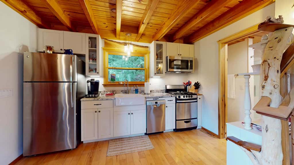 Luxury Treehouse, gas fireplace, BBQ, firepit, outdoor dining, shared creek access