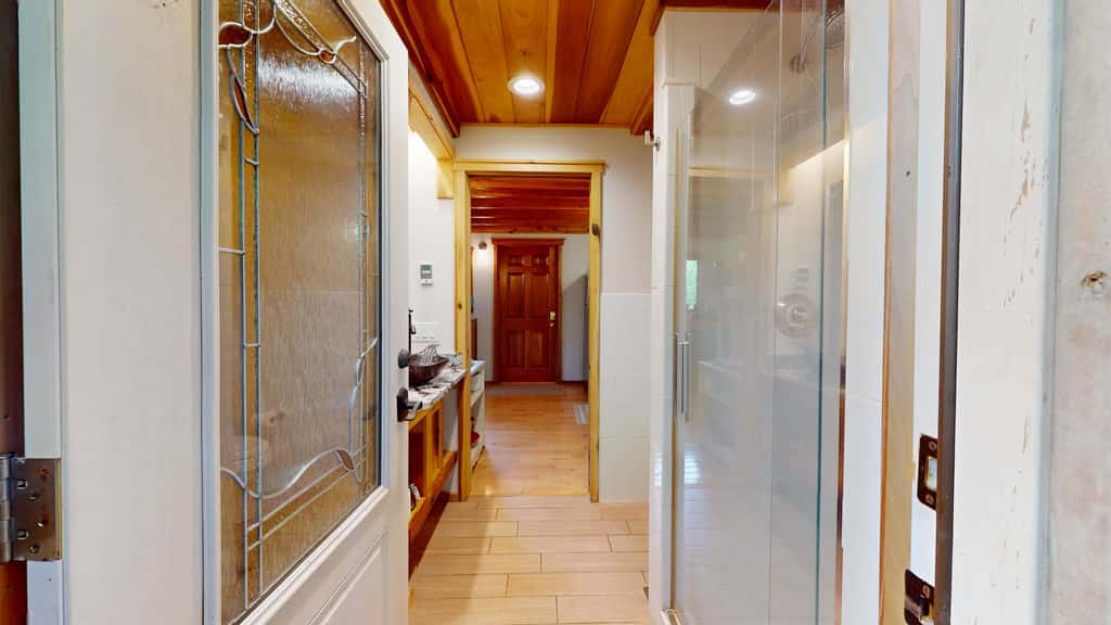 Luxury Treehouse, gas fireplace, BBQ, firepit, outdoor dining, shared creek access