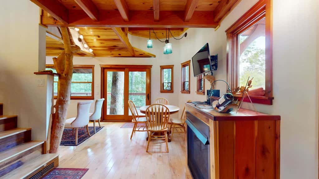 Luxury Treehouse, gas fireplace, BBQ, firepit, outdoor dining, shared creek access