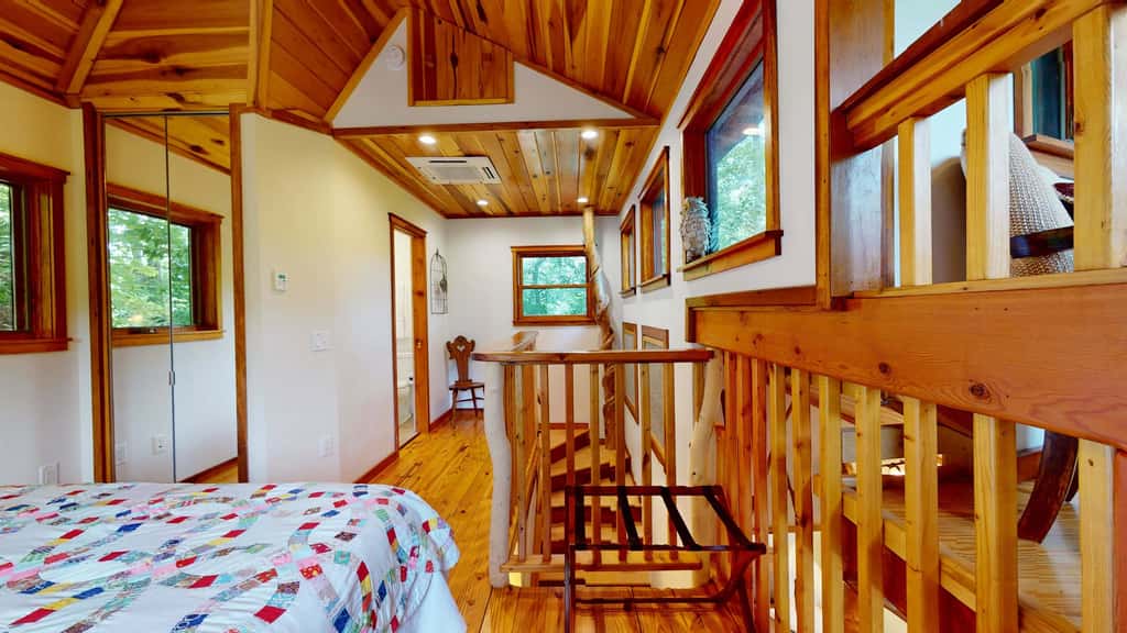 Luxury Treehouse, gas fireplace, BBQ, firepit, outdoor dining, shared creek access