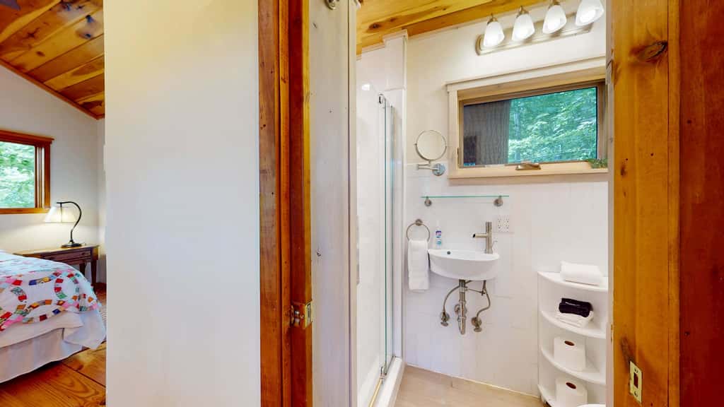 Luxury Treehouse, gas fireplace, BBQ, firepit, outdoor dining, shared creek access