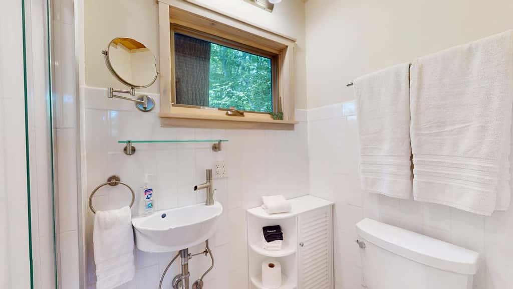 Luxury Treehouse, gas fireplace, BBQ, firepit, outdoor dining, shared creek access