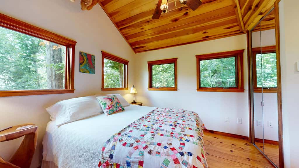 Luxury Treehouse, gas fireplace, BBQ, firepit, outdoor dining, shared creek access