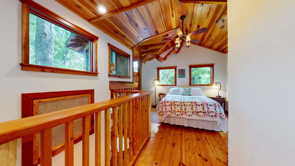 Luxury Treehouse, gas fireplace, BBQ, firepit, outdoor dining, shared creek access