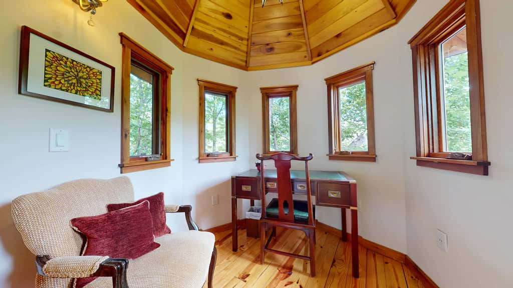 Luxury Treehouse, gas fireplace, BBQ, firepit, outdoor dining, shared creek access