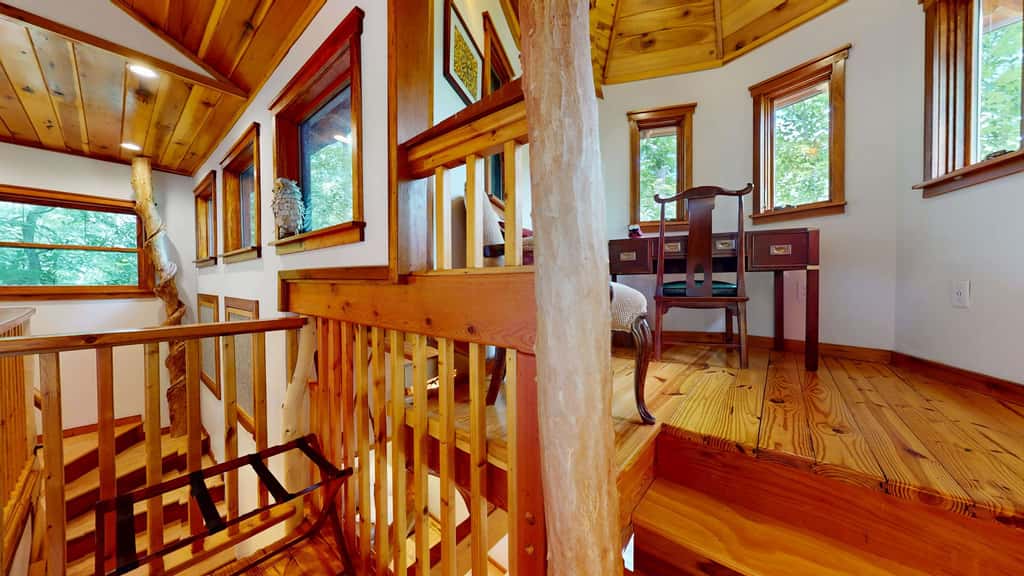 Luxury Treehouse, gas fireplace, BBQ, firepit, outdoor dining, shared creek access