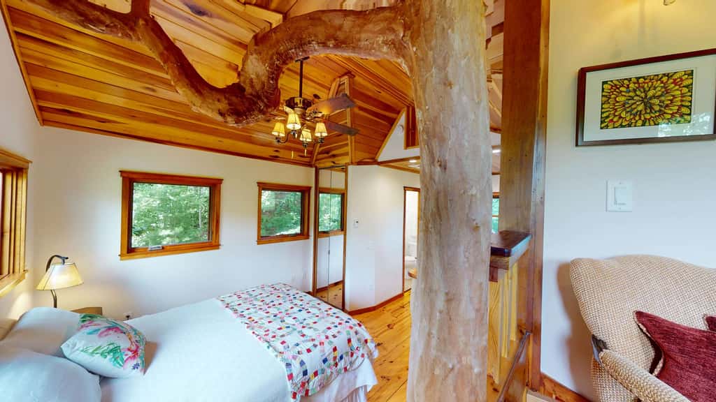 Luxury Treehouse, gas fireplace, BBQ, firepit, outdoor dining, shared creek access