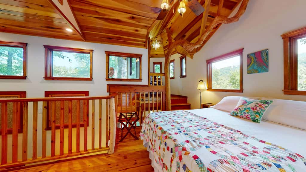 Luxury Treehouse, gas fireplace, BBQ, firepit, outdoor dining, shared creek access