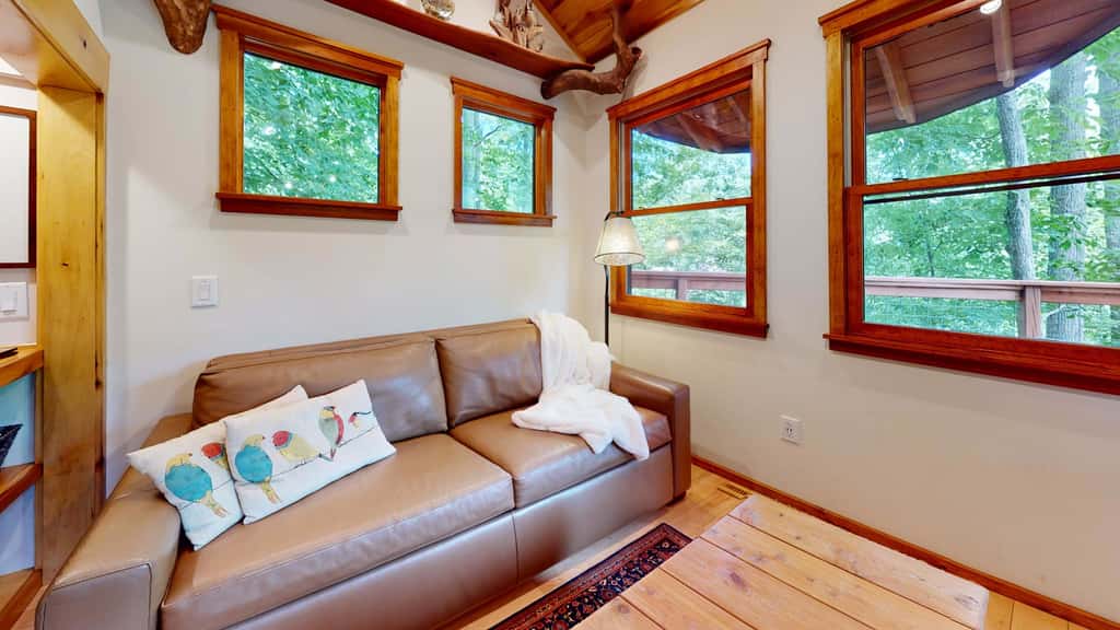 Luxury Treehouse, gas fireplace, BBQ, firepit, outdoor dining, shared creek access