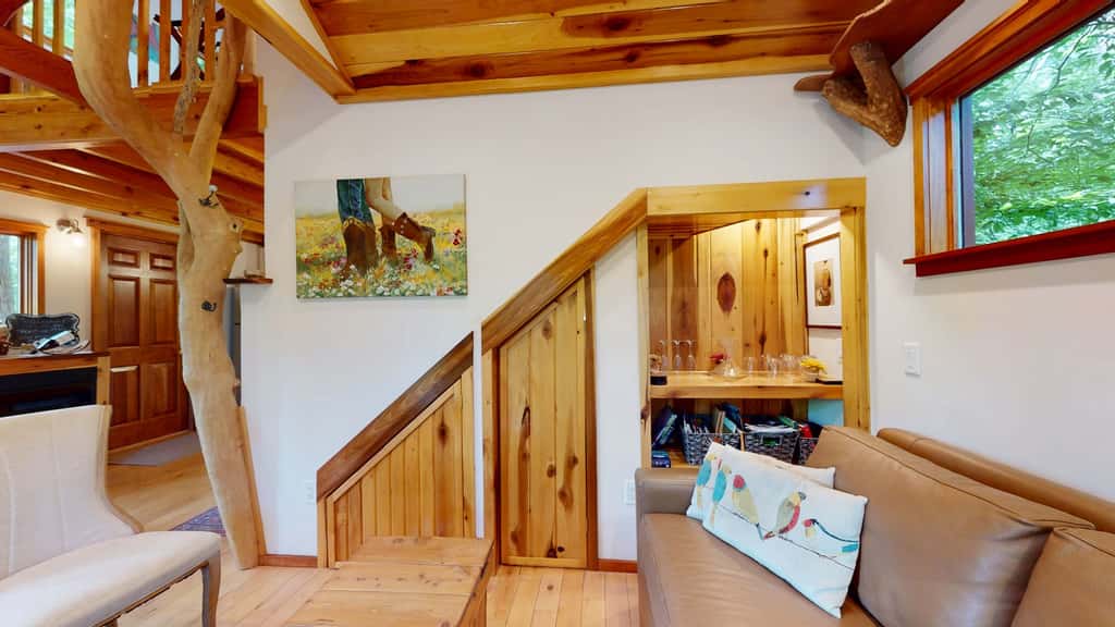 Luxury Treehouse, gas fireplace, BBQ, firepit, outdoor dining, shared creek access