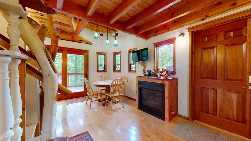 Luxury Treehouse, gas fireplace, BBQ, firepit, outdoor dining, shared creek access