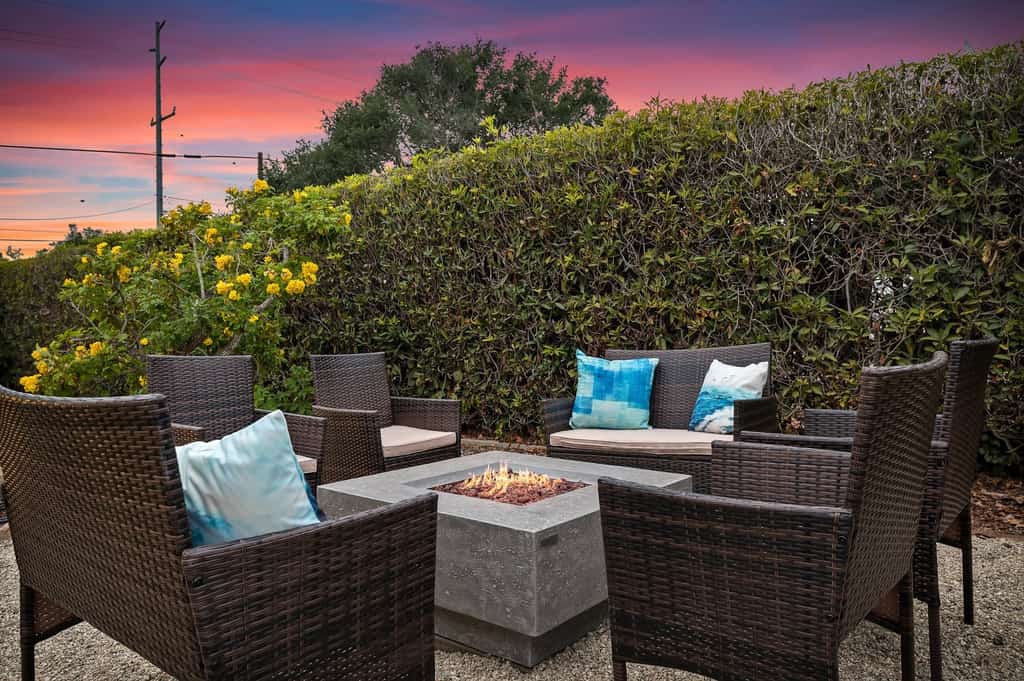 Beautiful Bella Luna, near the beach, Sleeps 8 with Jacuzzi and Firepit!