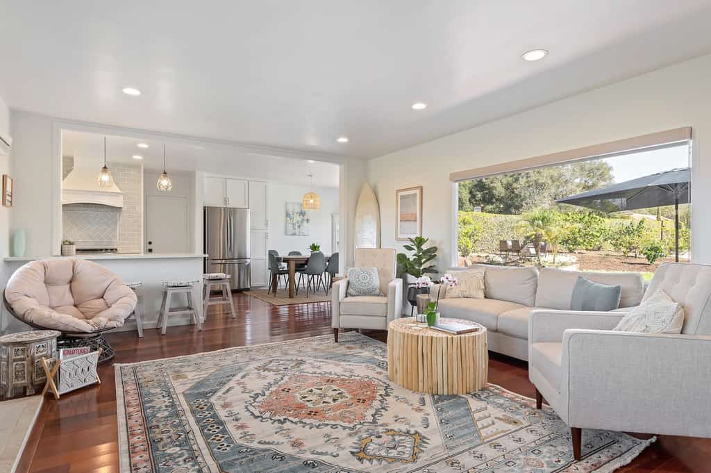 Beautiful Bella Luna, near the beach, Sleeps 8 with Jacuzzi and Firepit!