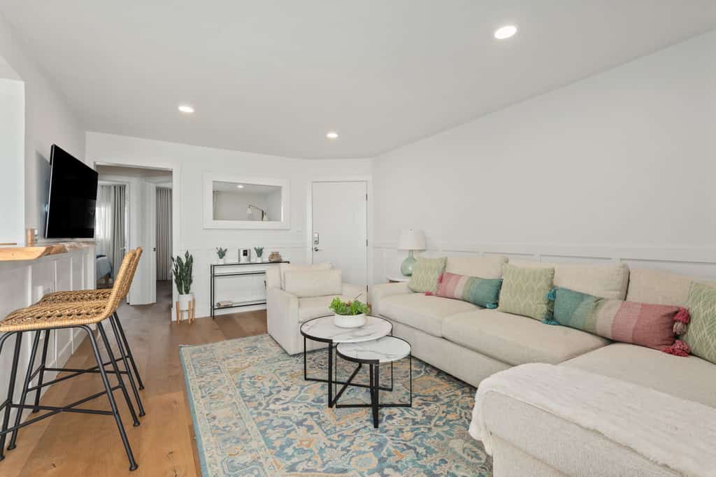 Ocean View Beach Condo | California King, Balcony & Steps to the Sand