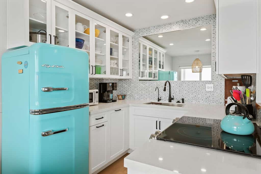 Ocean View Beach Condo | California King, Balcony & Steps to the Sand