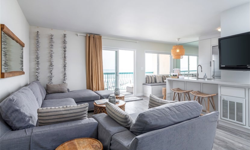 Remodeled Oceanfront Condo | Top Floor Views, King Bed & Beach Access