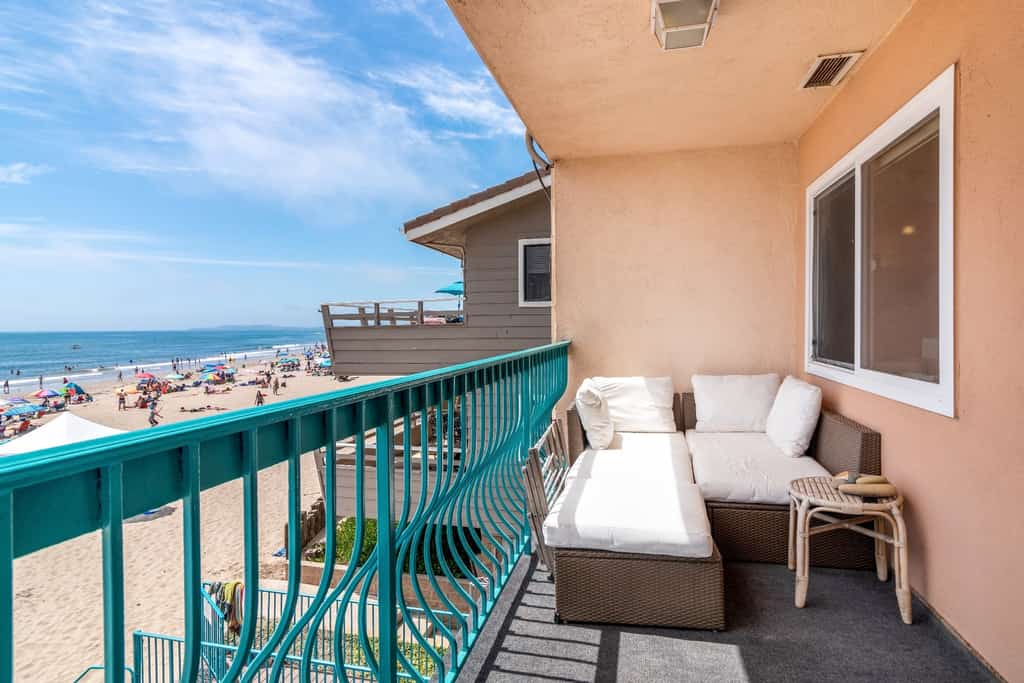 Remodeled Oceanfront Condo | Top Floor Views, King Bed & Beach Access
