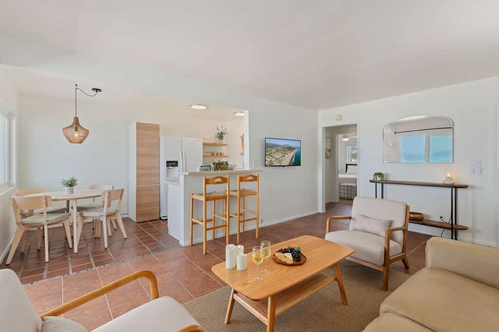 Beachfront Ocean View Condo | California King, Balcony & Steps to the Sand