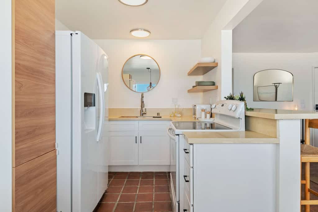 Beachfront Ocean View Condo | California King, Balcony & Steps to the Sand