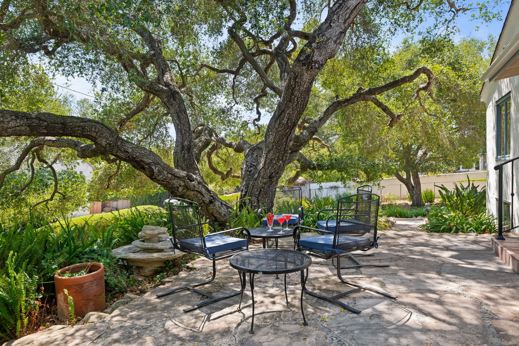 Oak Tree Hideaway