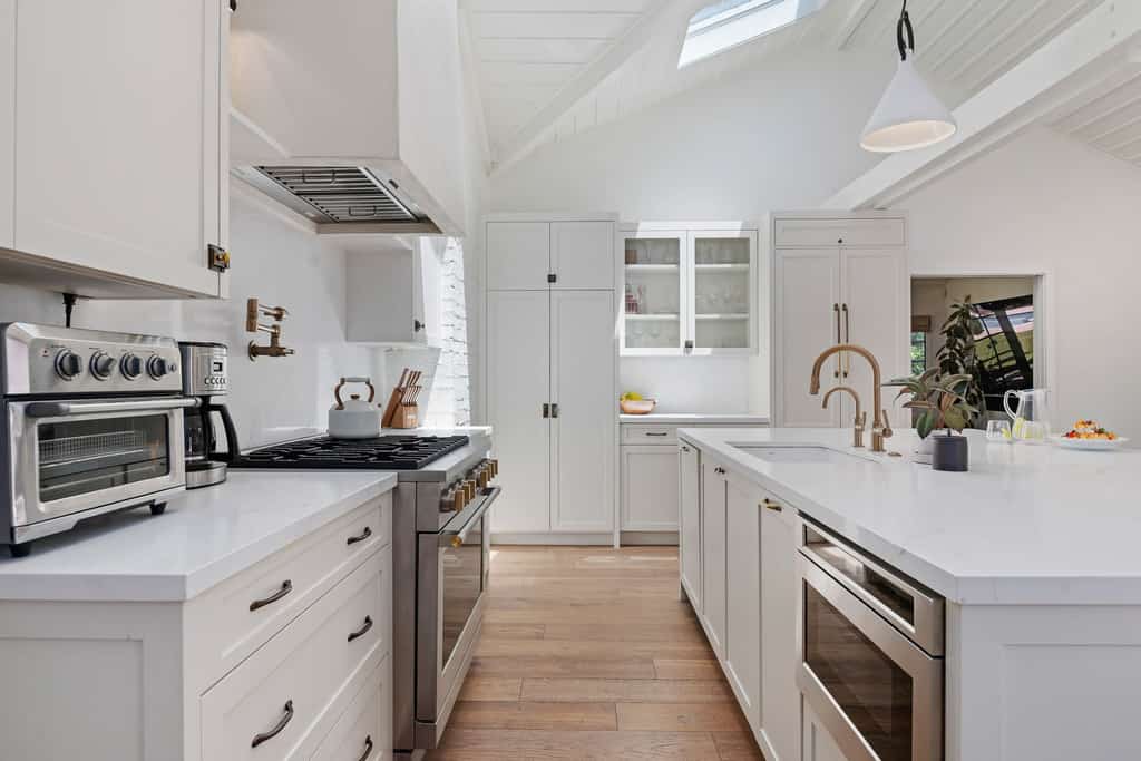 NEW Montecito Hedgerow Jewel Box, 4BD/3BA, with Pool and Jacuzzi!
