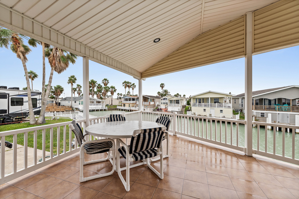 Coastal Canal Cottage - Waterfront, Dock, Pools