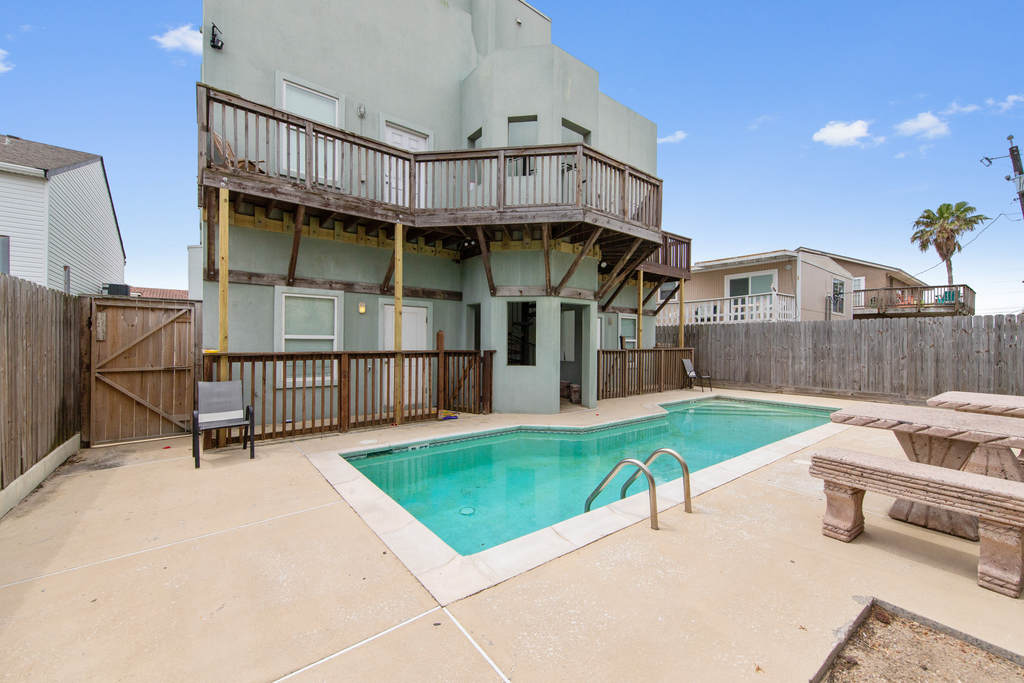 Island Dream - Walk to Beach, Pool, 3 Bedrooms