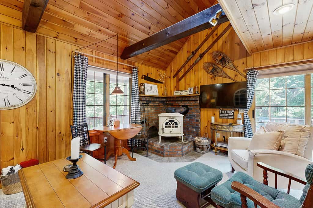 Four Season Maine Cabin: Walk to Lake & Mooring; close to ski