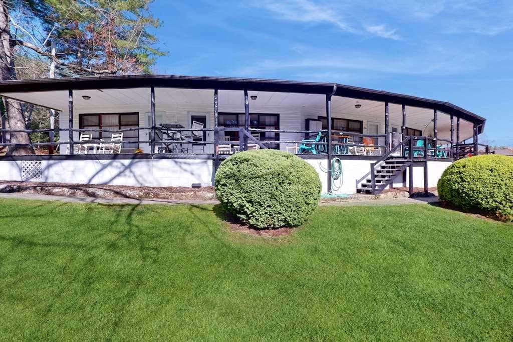 Lakeside condo, dog-friendly, AC, large porch, shared amenities, beach access, pool, tennis