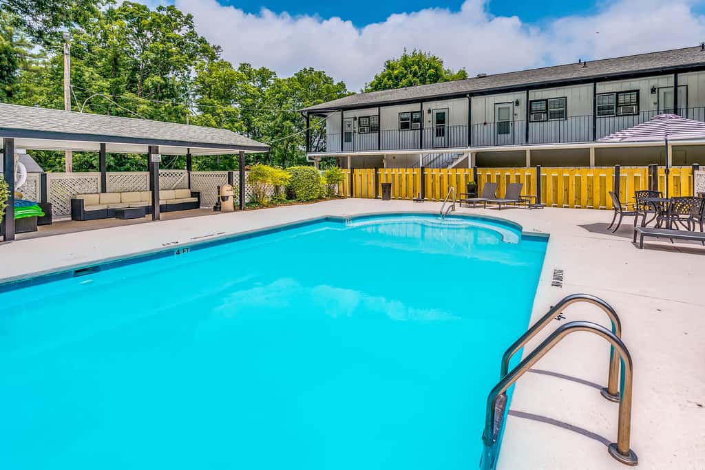 Lakeside condo, dog-friendly, AC, large porch, shared amenities, beach access, pool, tennis